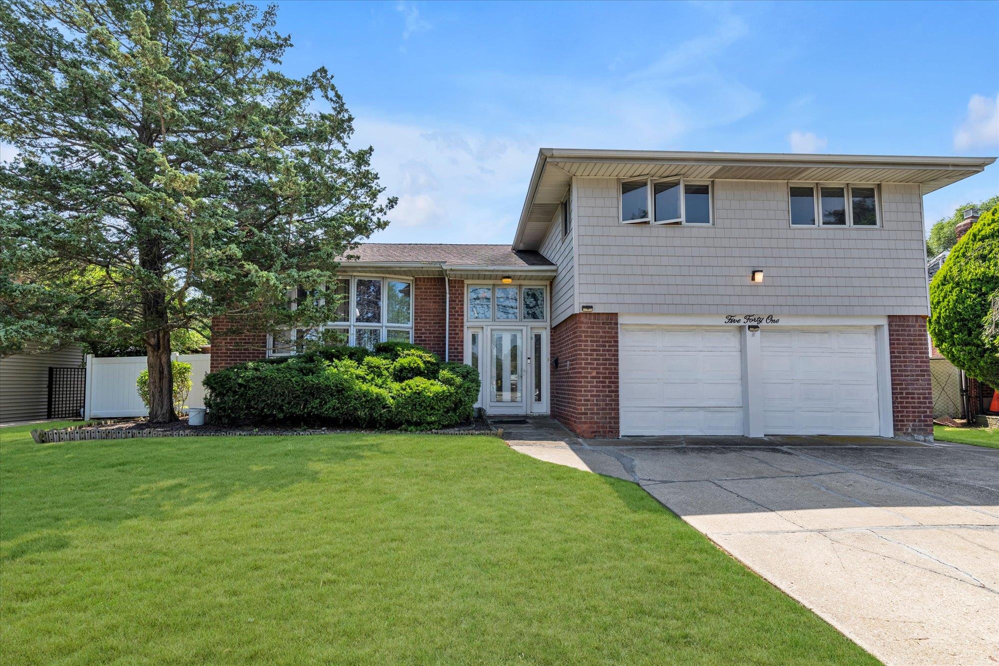 541 Woodbury Road, Oyster Bay