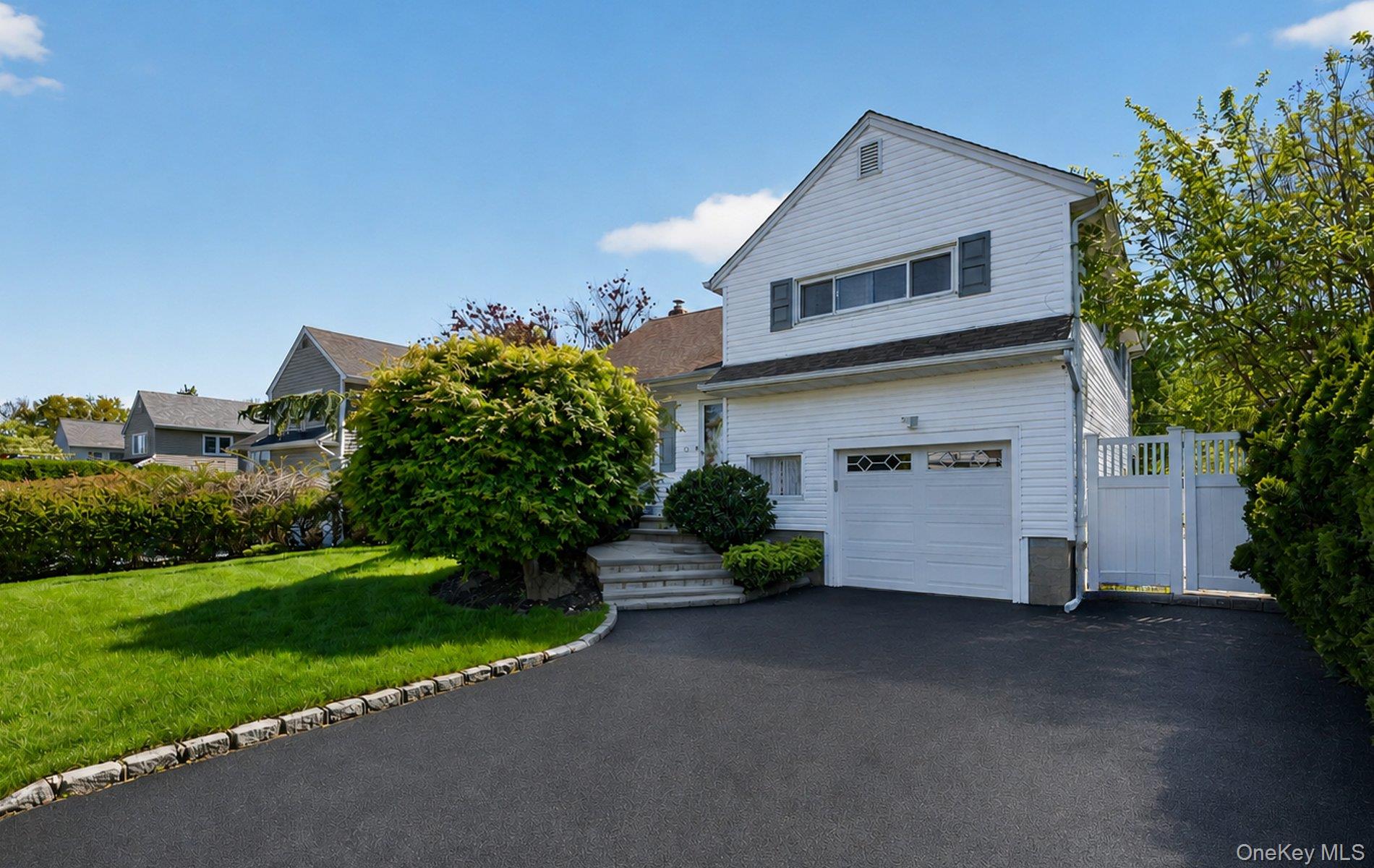 9 Marilyn Boulevard, Oyster Bay