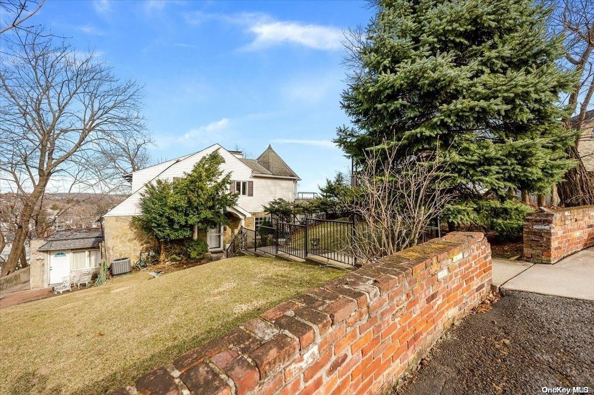 45 East Loop Road, Staten Island NY 10304