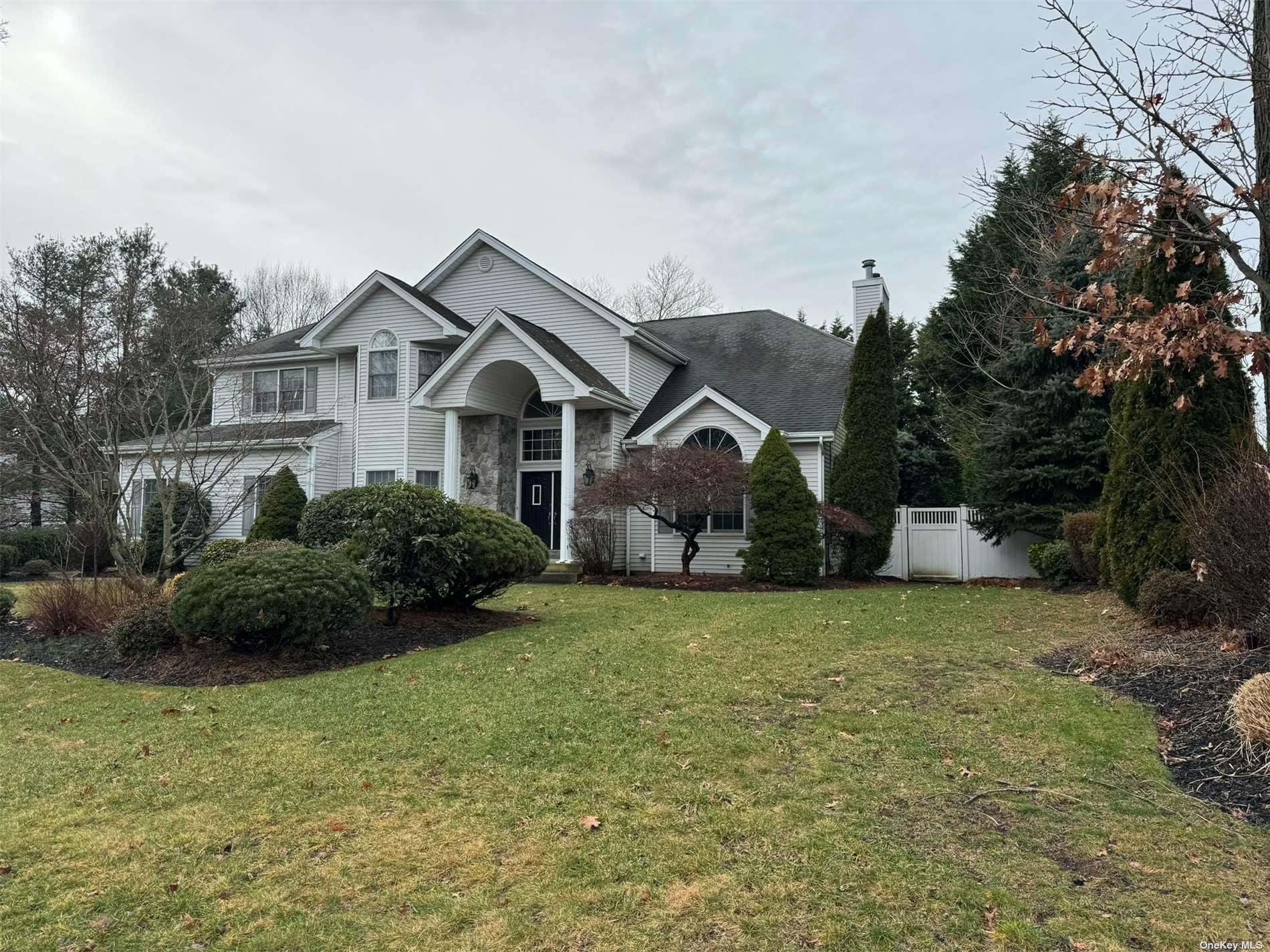 8 Park View Lane, Lake Grove NY 11755