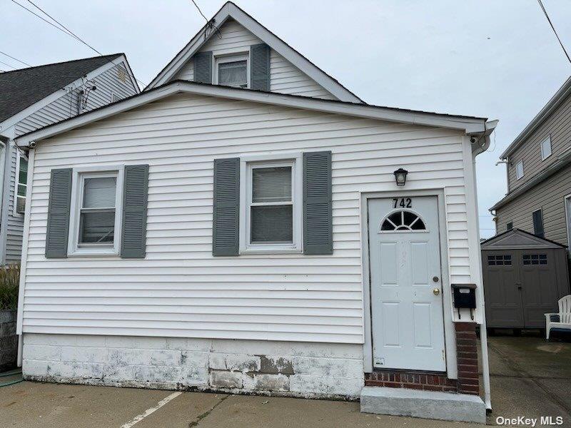 742 S 9th Street, Lindenhurst NY 11757