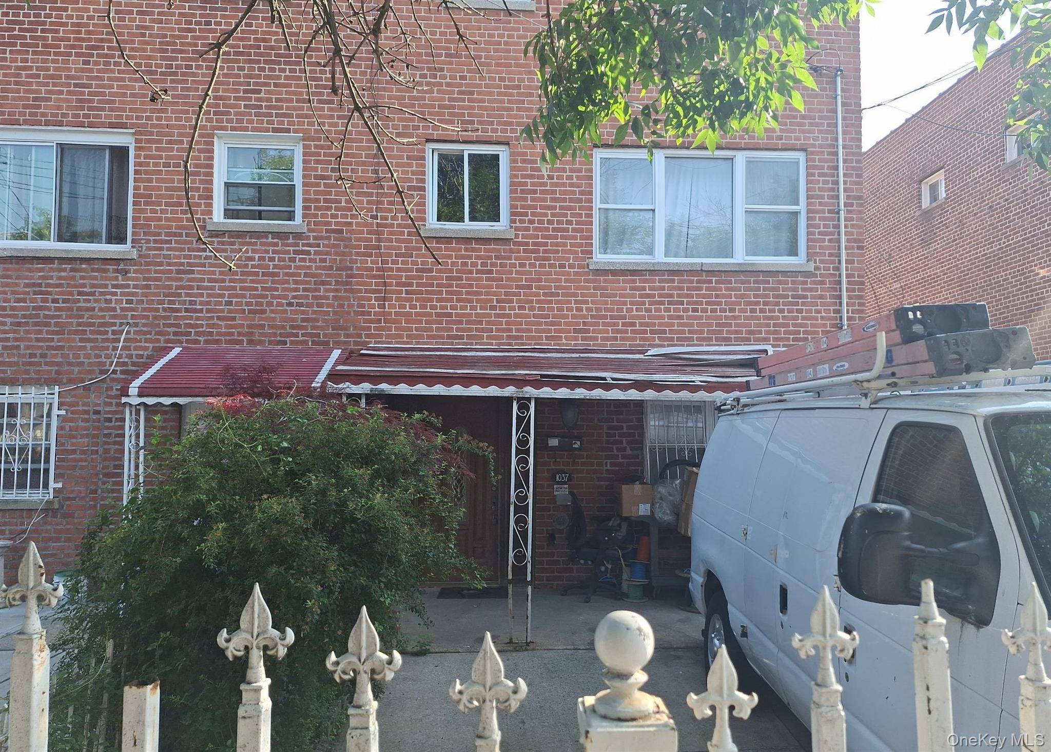 1037 E 219th Street, Bronx NY 10469