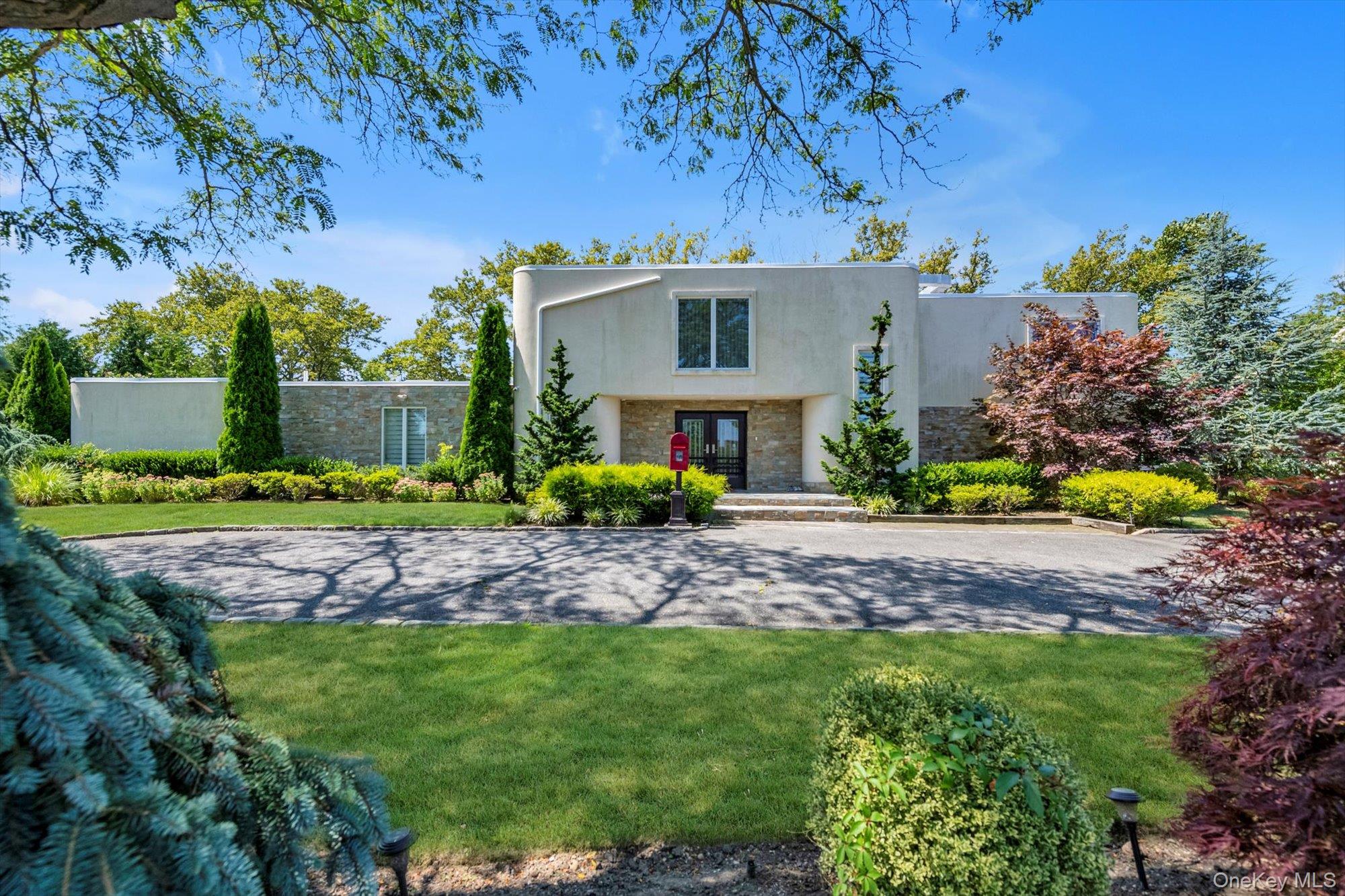 10 Macy Drive, Hewlett Bay Park NY 11557