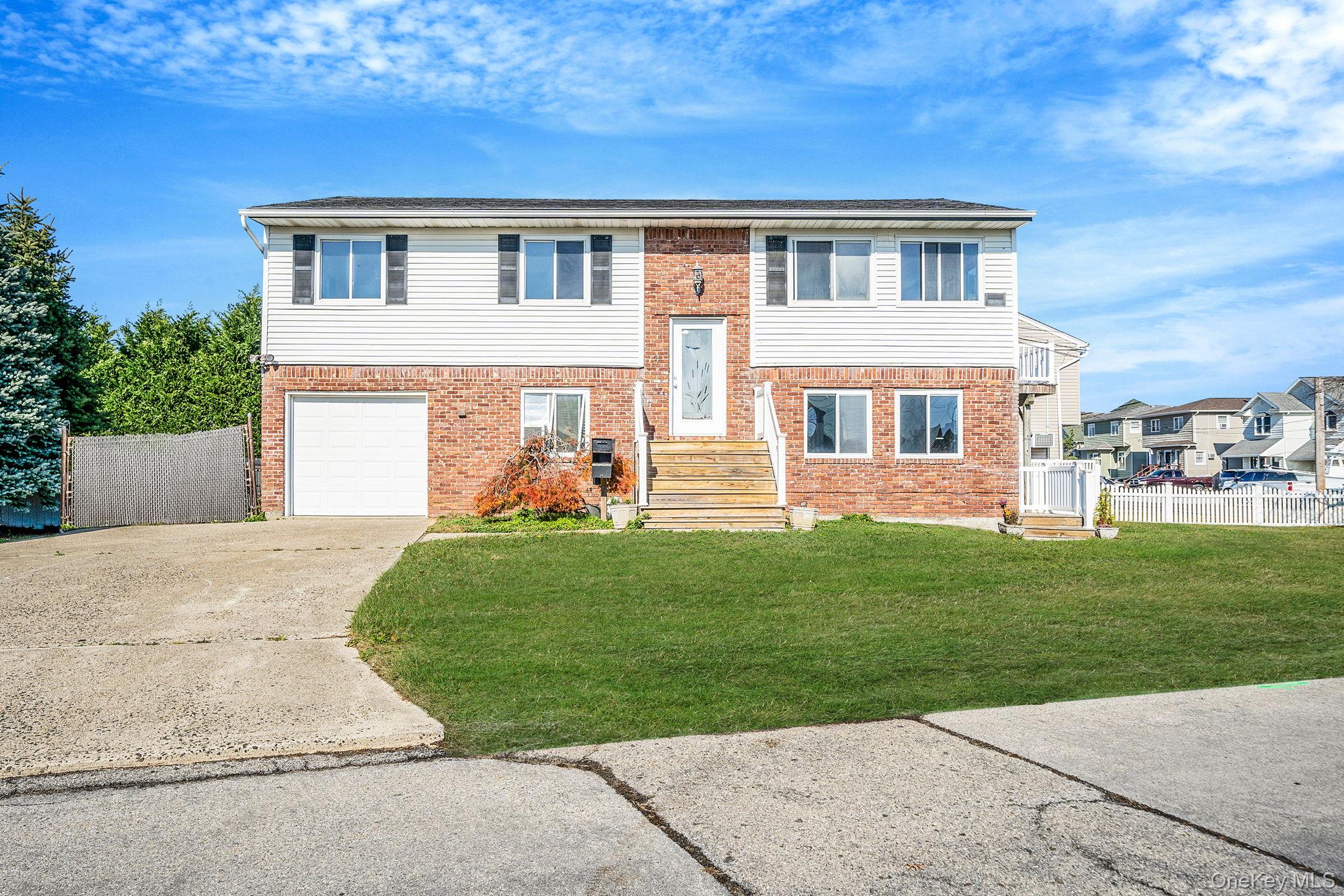 4 Bay Place, Lindenhurst NY 11757