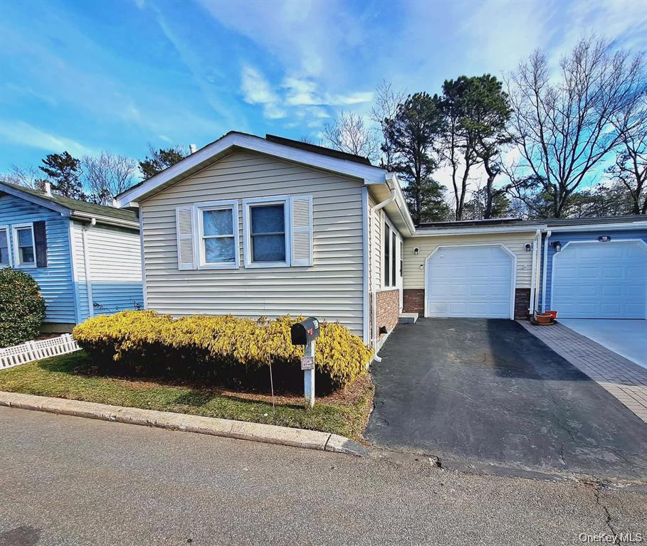 21 Village Circle E, Manorville NY 11949