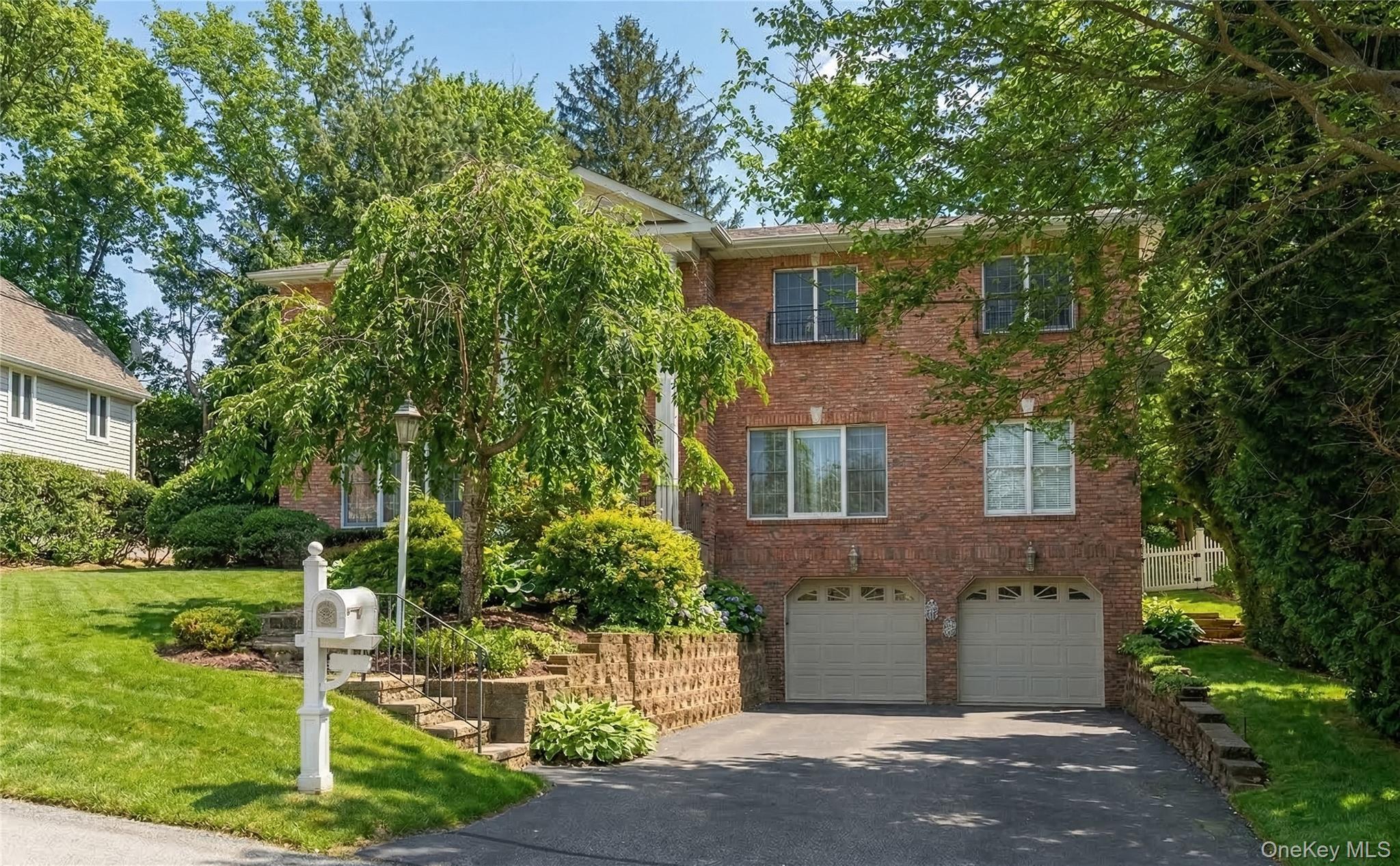 4 Peachtree Lane, Roslyn NY 11576