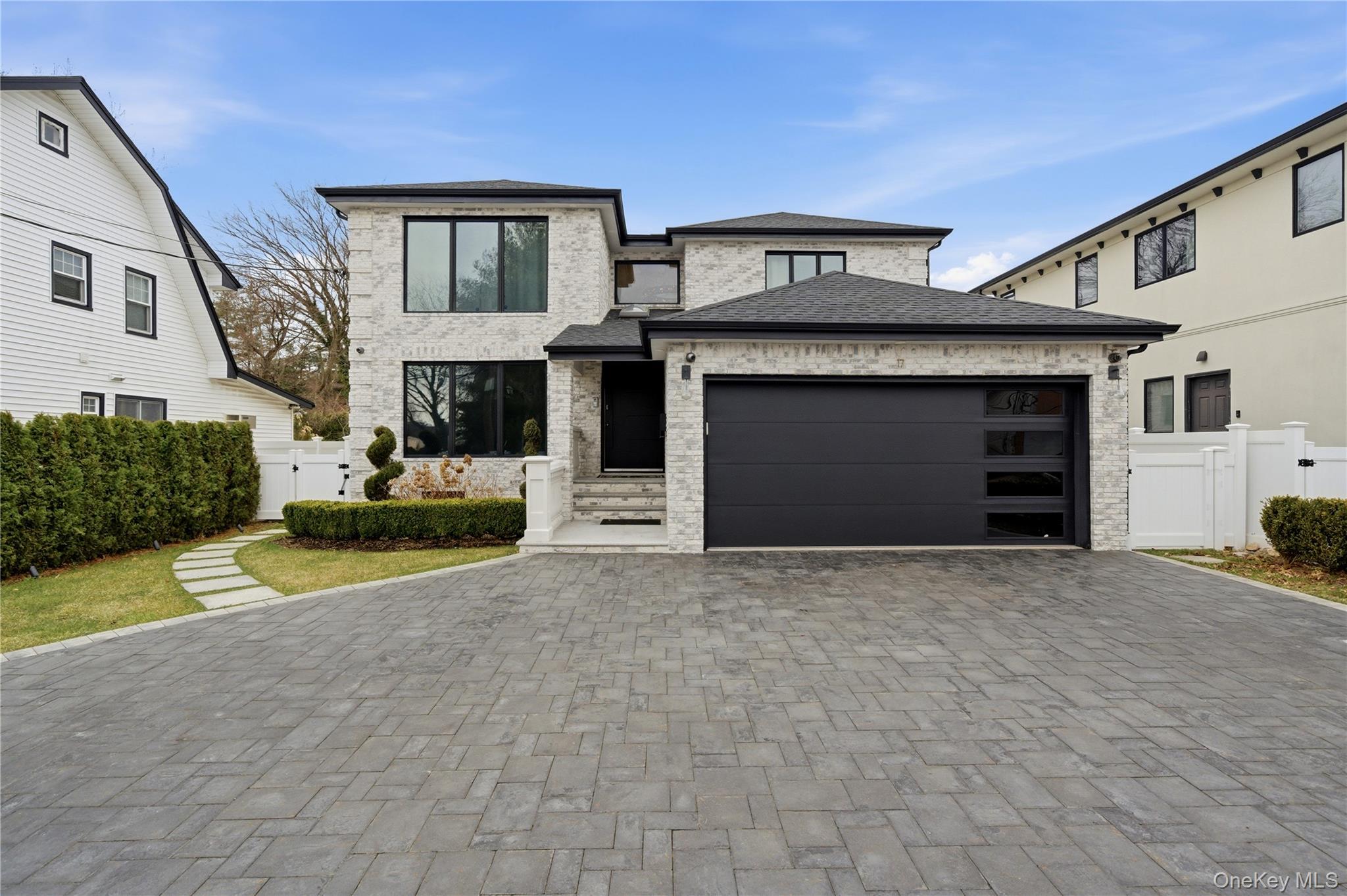 17 Garfield Place, Roslyn Heights NY 11577