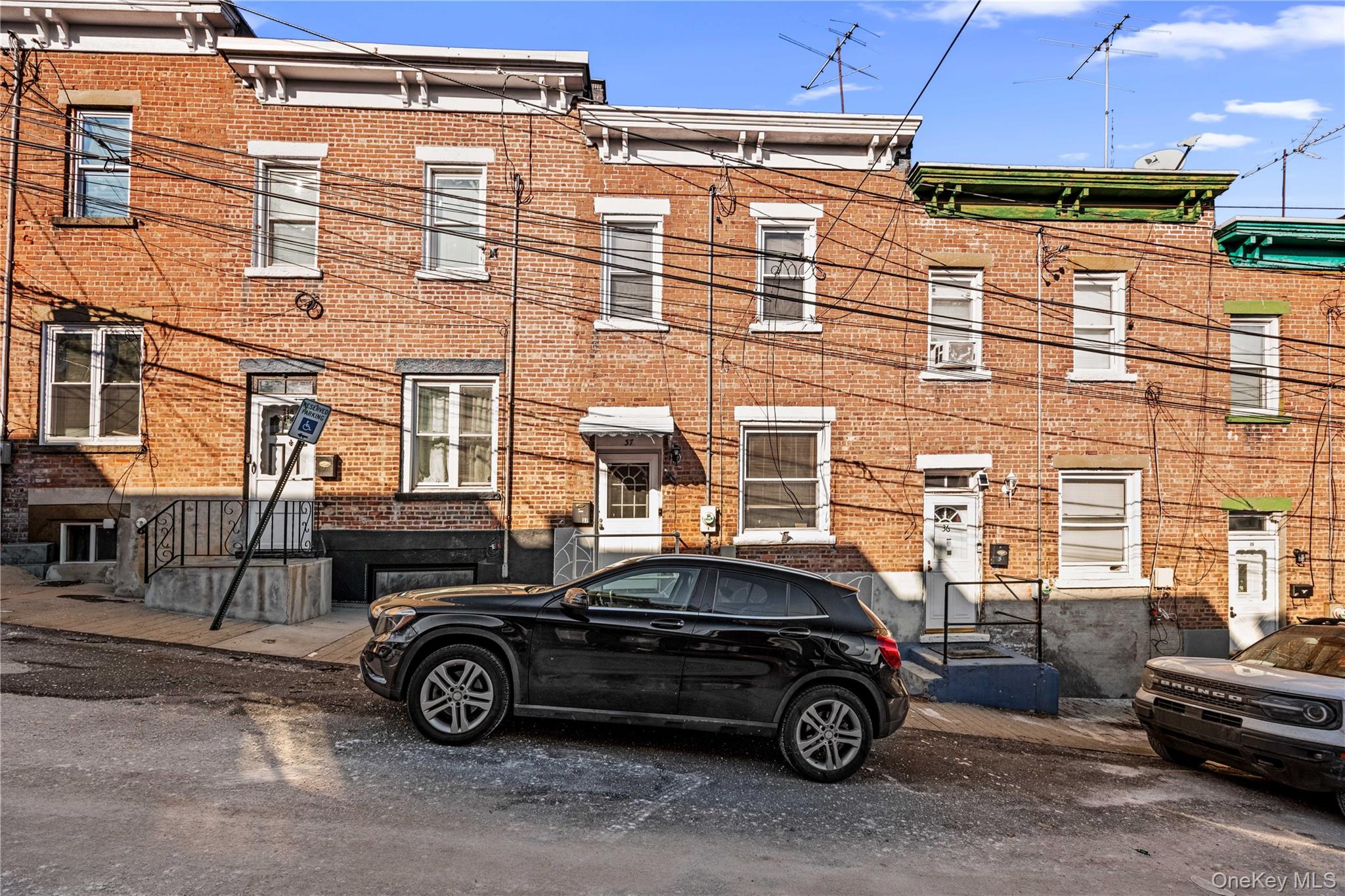 37 Moquette Row S, Yonkers NY 10703