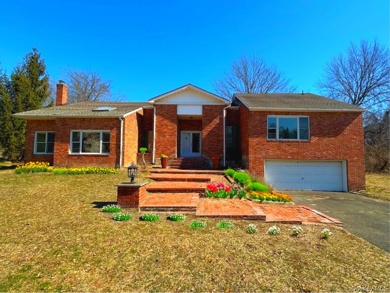 106 Woods Drive, Roslyn NY 11576