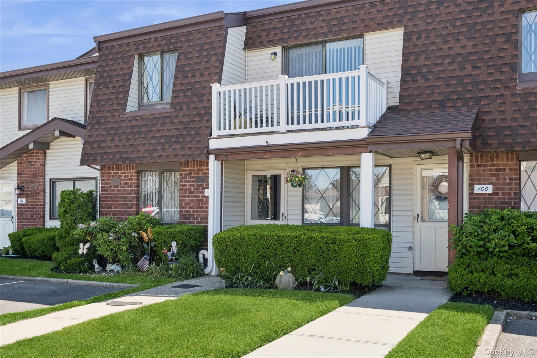 100 S Cambridge Drive S Unit 100, Copiague NY 11726