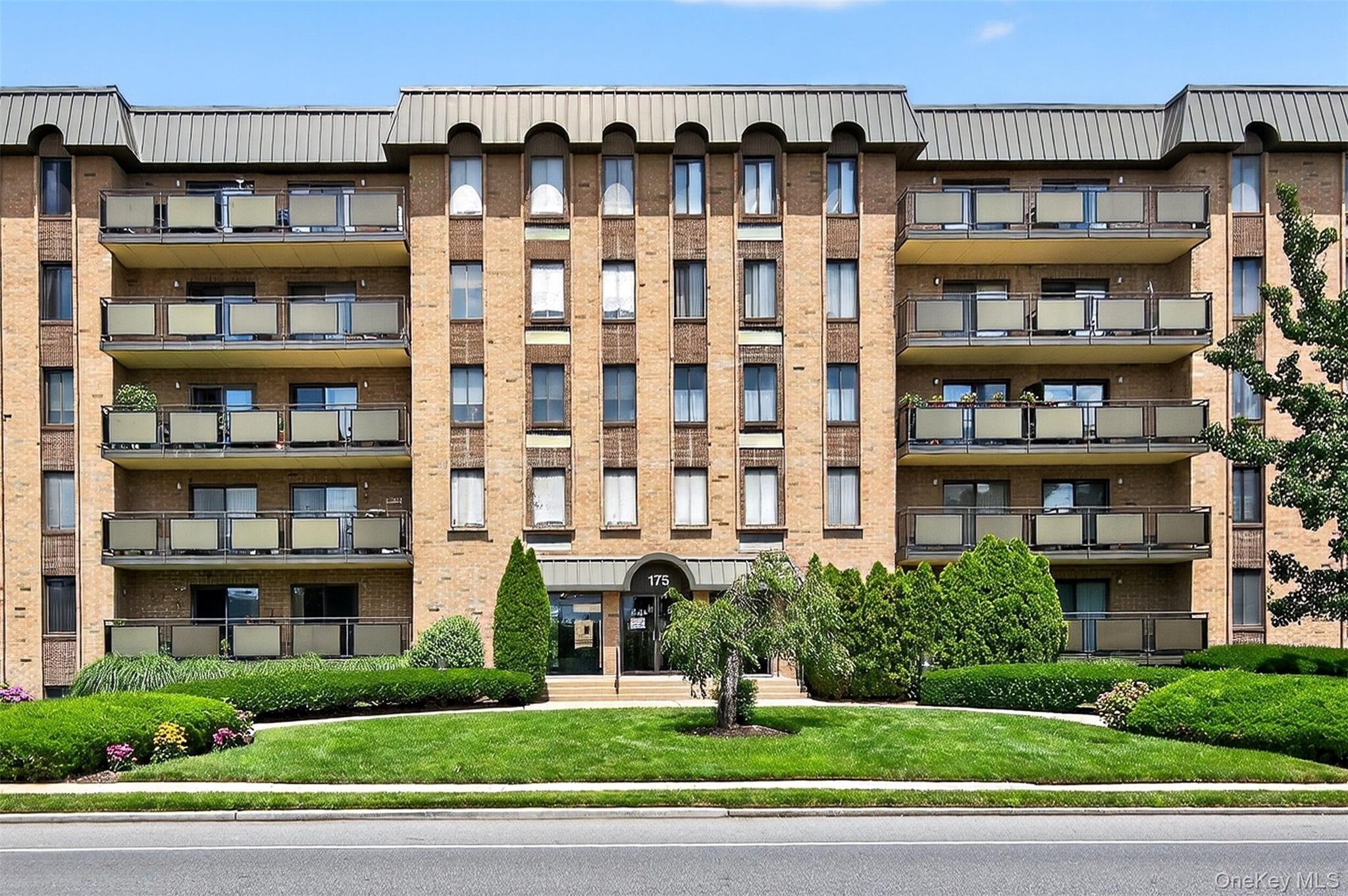175 Maple Avenue Unit 3G, Westbury NY 11590