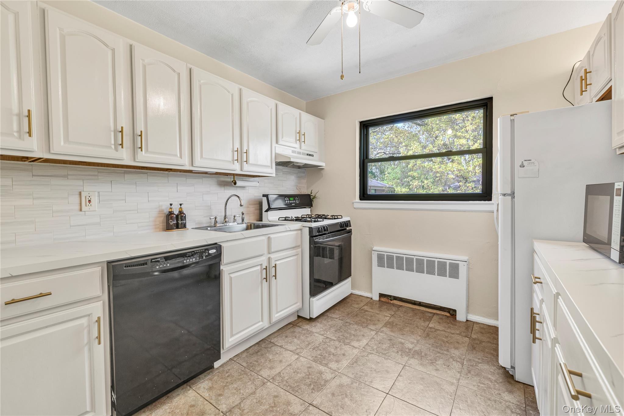 21974 75th Avenue Unit 224B2, Oakland Gardens NY 11364