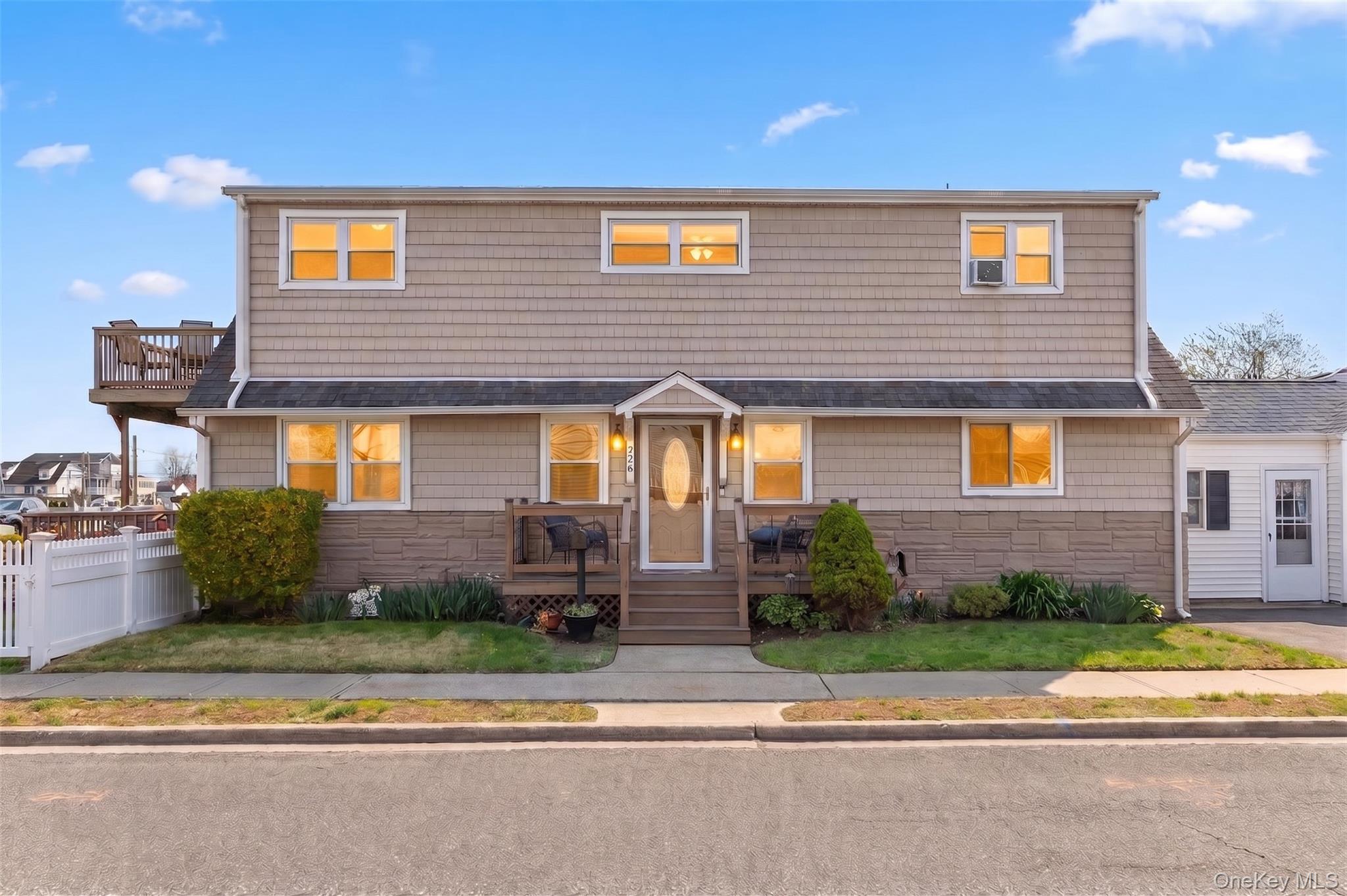 228 W Riviera Drive, Lindenhurst NY 11757