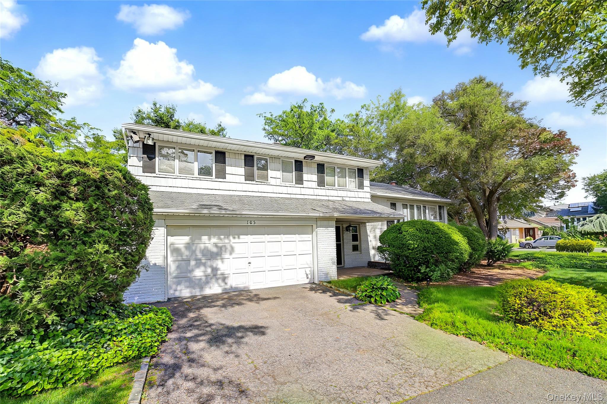 105 Serpentine Lane, Albertson NY 11507