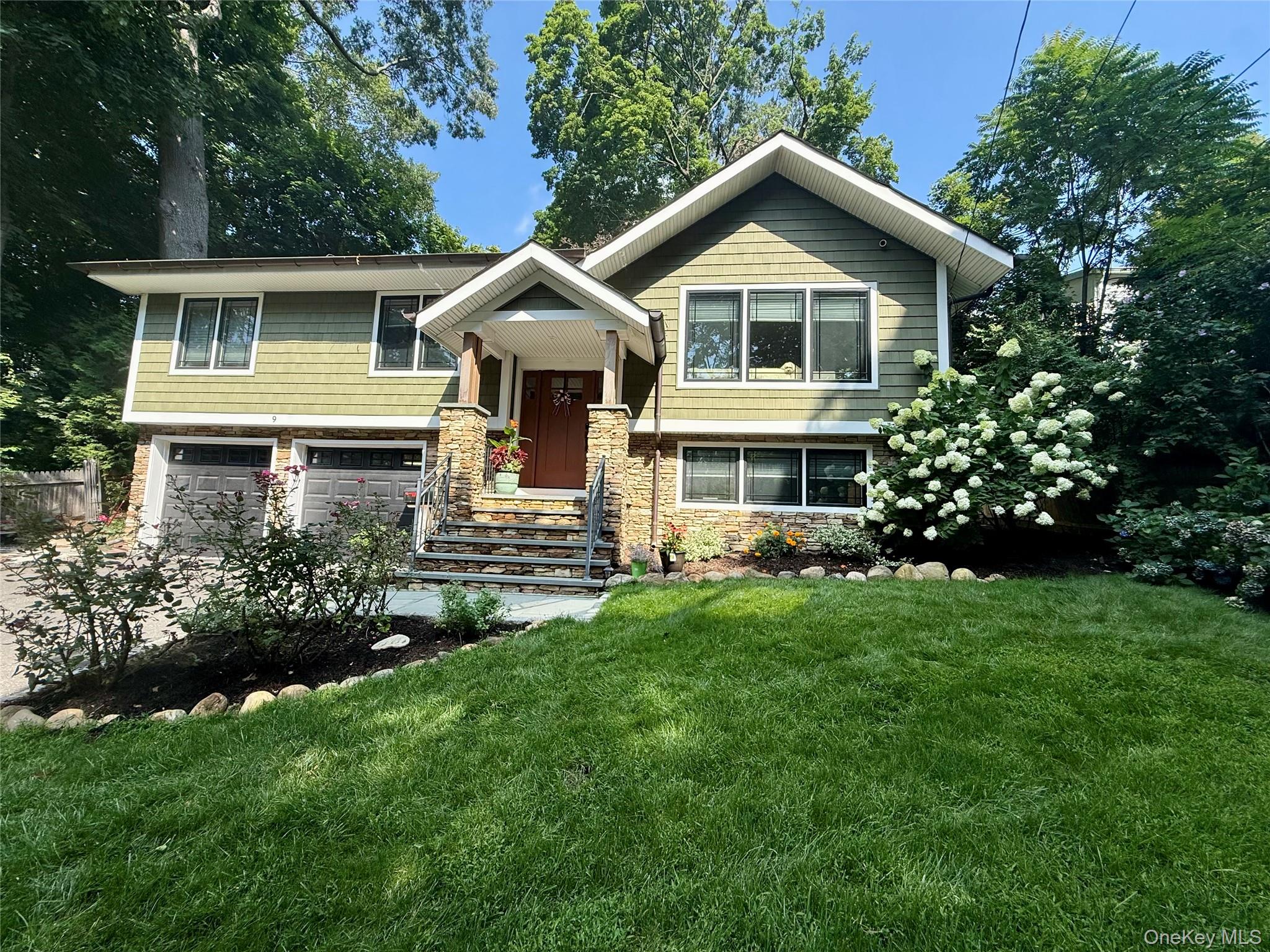 9 Winding Way, Sea Cliff NY 11579