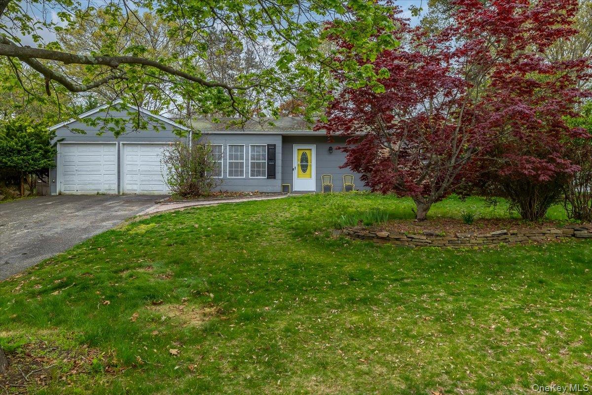 10 Calicotree Lane, Coram NY 11727