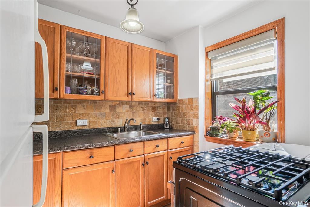 218-12 43rd Avenue Unit 2E, Bayside NY 11361