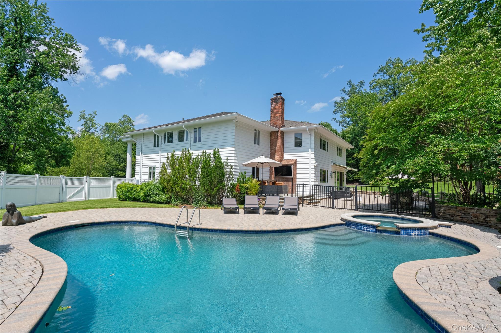 25 Montrose Court, Roslyn Harbor NY 11576