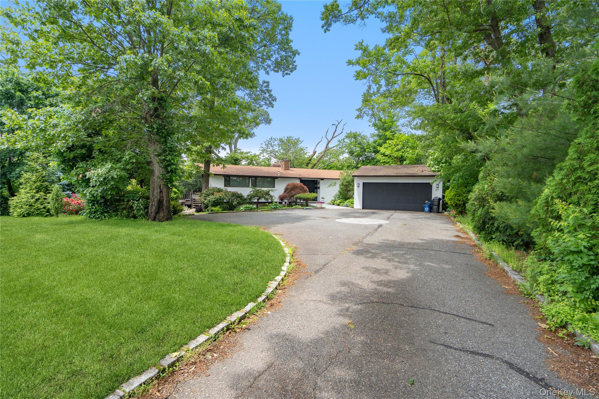 27 Parkway Drive, Roslyn Heights NY 11577