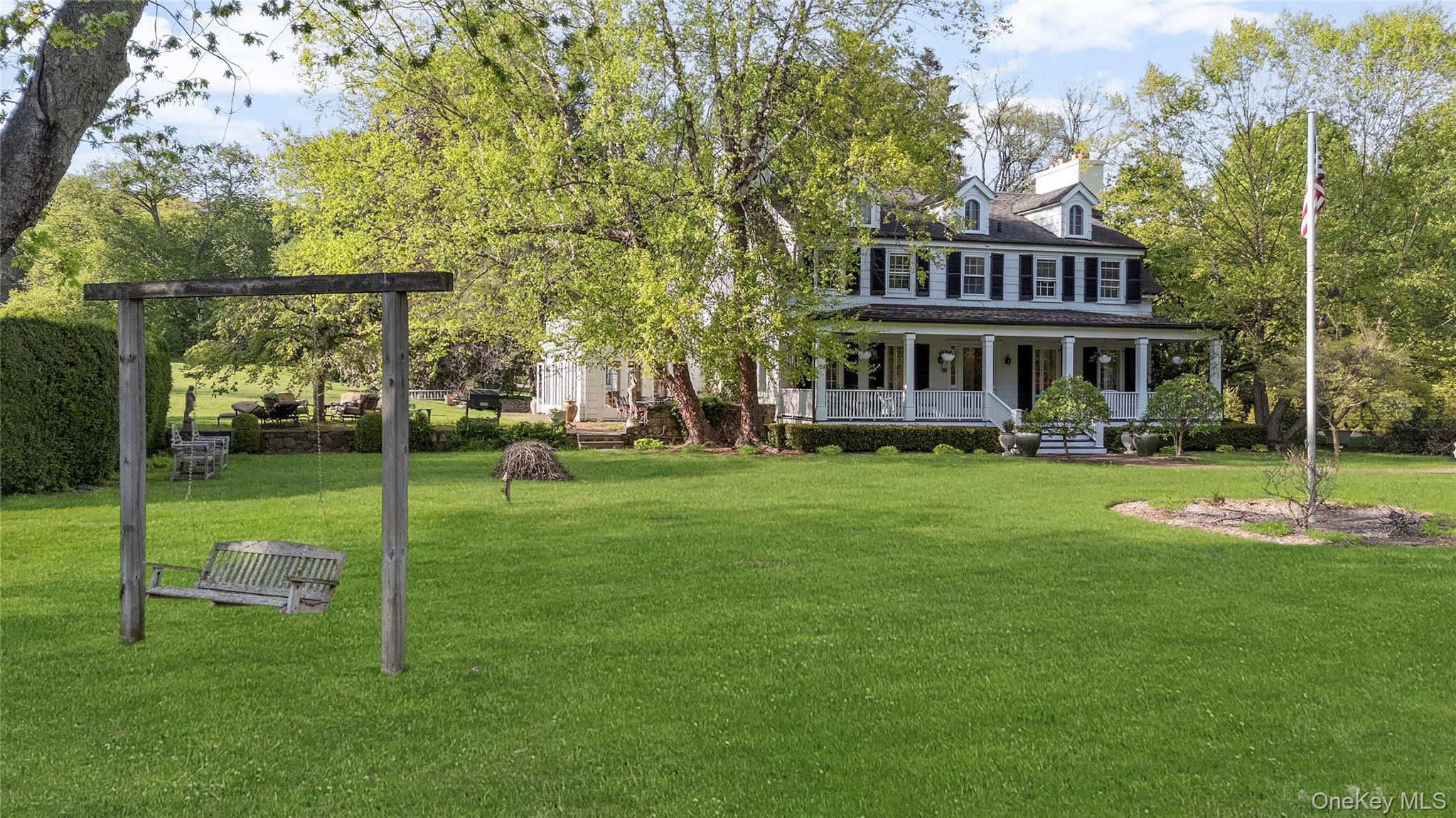 4 Roads End, Brookville NY 11545