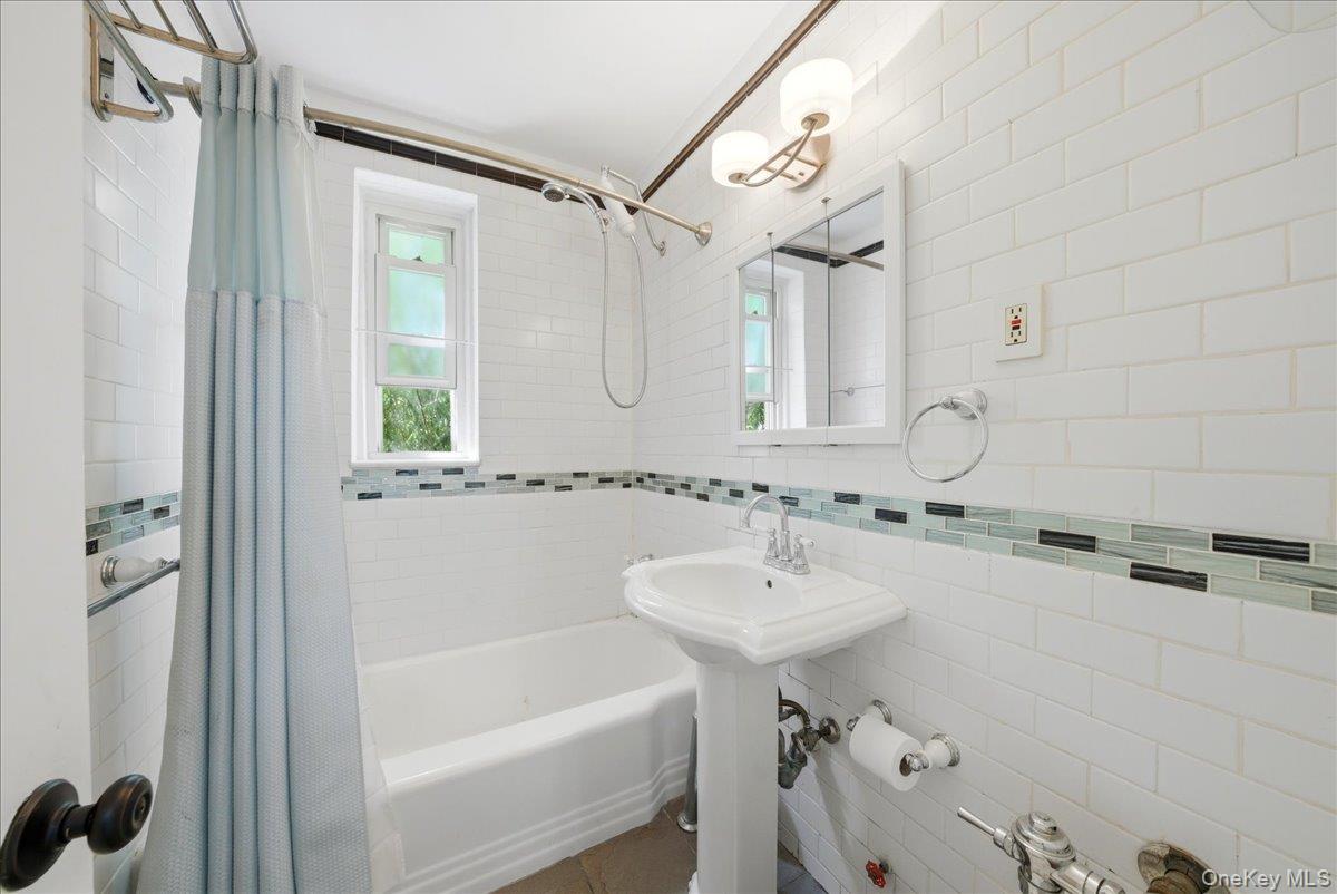 2080 Barnes Avenue Barnes Avenue Unit 3B, Bronx NY 10462