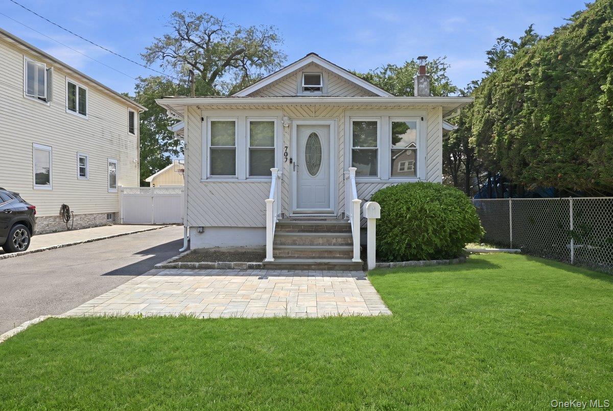 707 5th Street S, Lindenhurst NY 11757