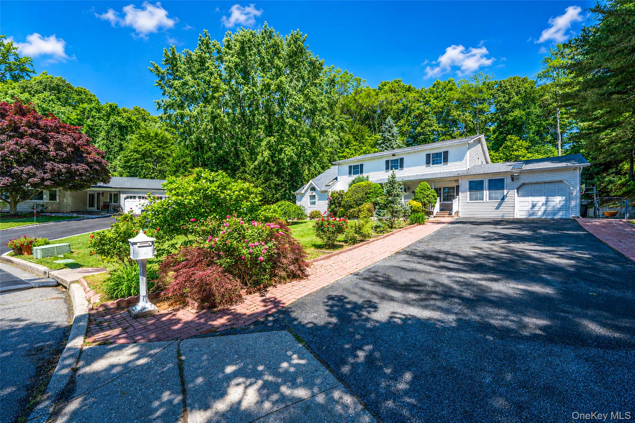 7 New Jersey Court, Dix Hills NY 11746
