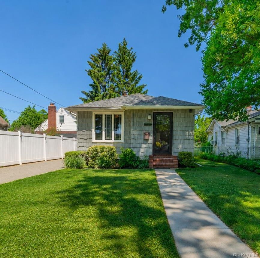 26209 E Williston Avenue, Floral Park NY 11001