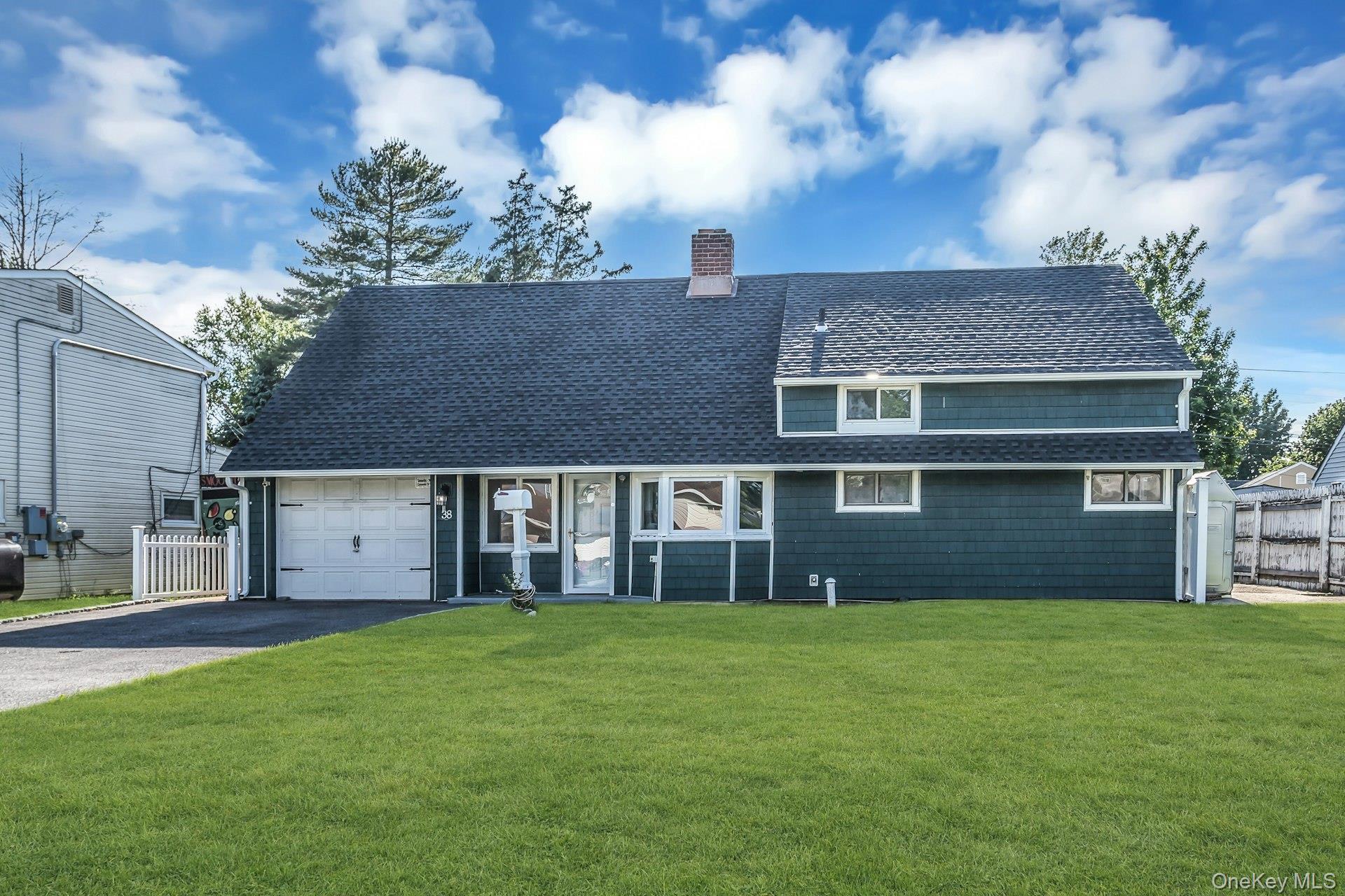 38 Fireplace Lane, Hicksville NY 11801