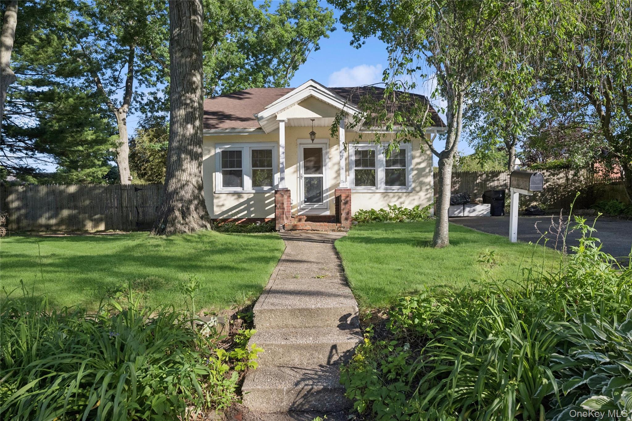 36 Lakeview Court, Ronkonkoma NY 11779
