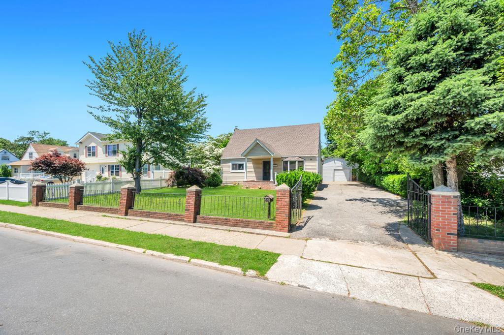 27 Yarnell Street, Brentwood NY 11717
