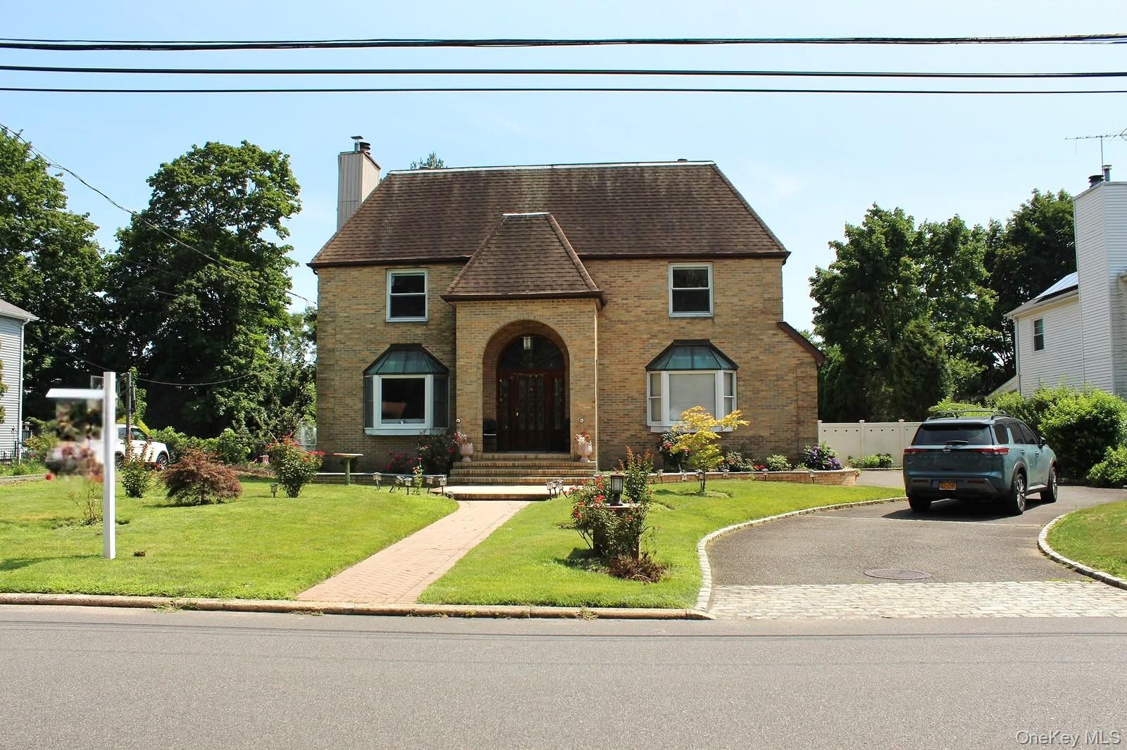 280 Park Avenue W, Westbury NY 11590