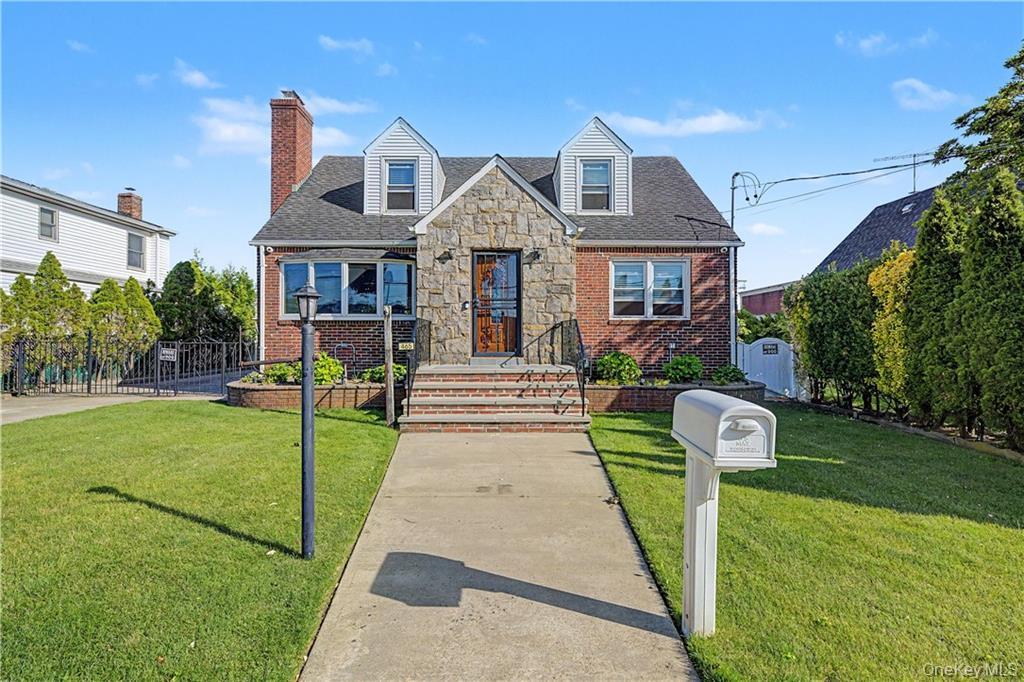 465 Washington Place, Mineola NY 11501