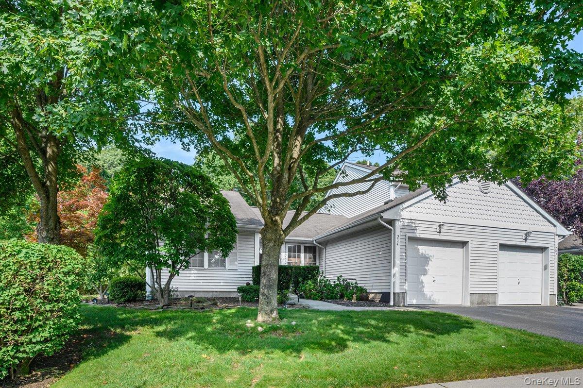 204 Mattituck Court, Melville NY 11747