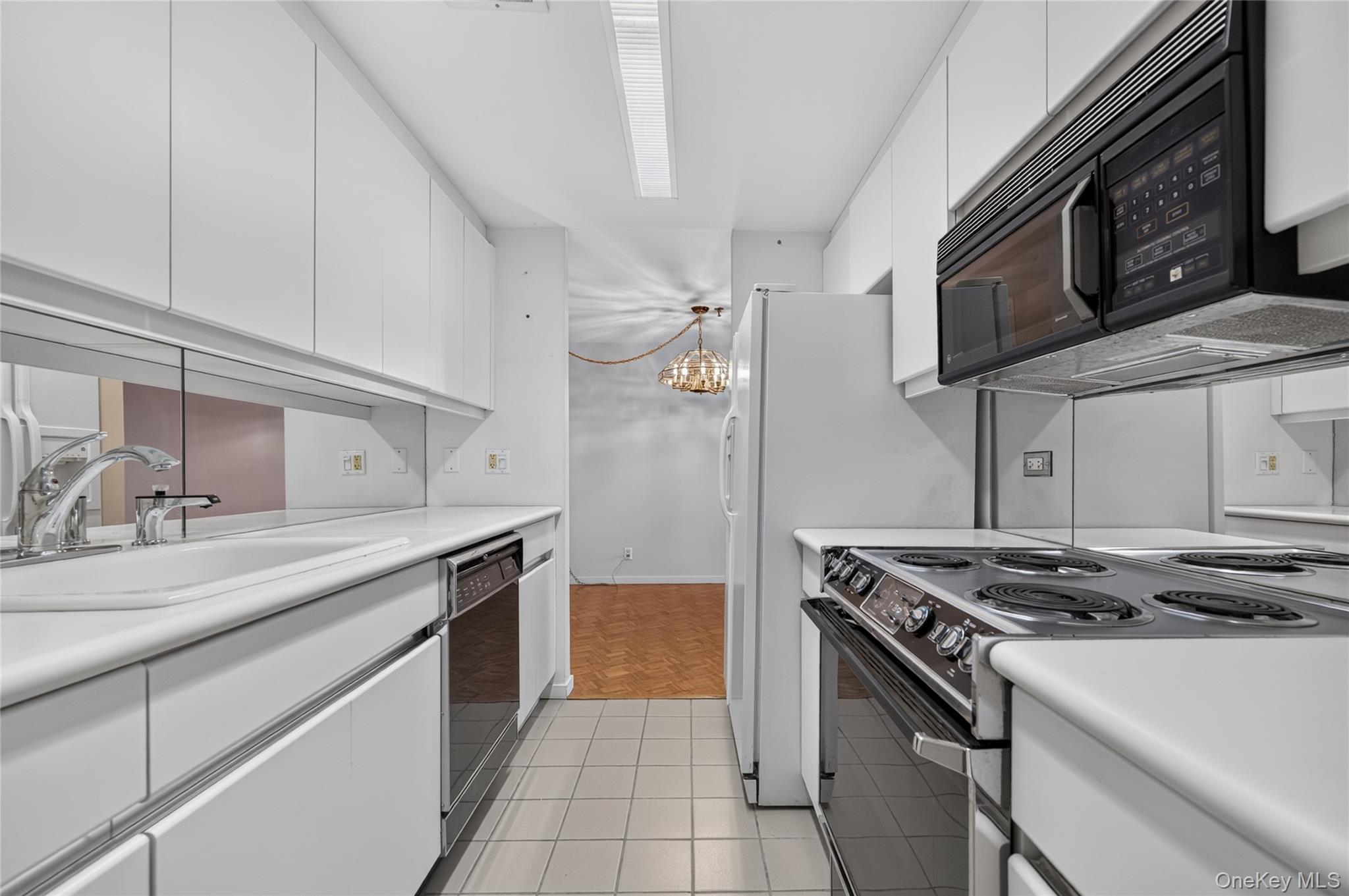 111 Cherry Vallley Avenue Unit 408W, Garden City NY 11530
