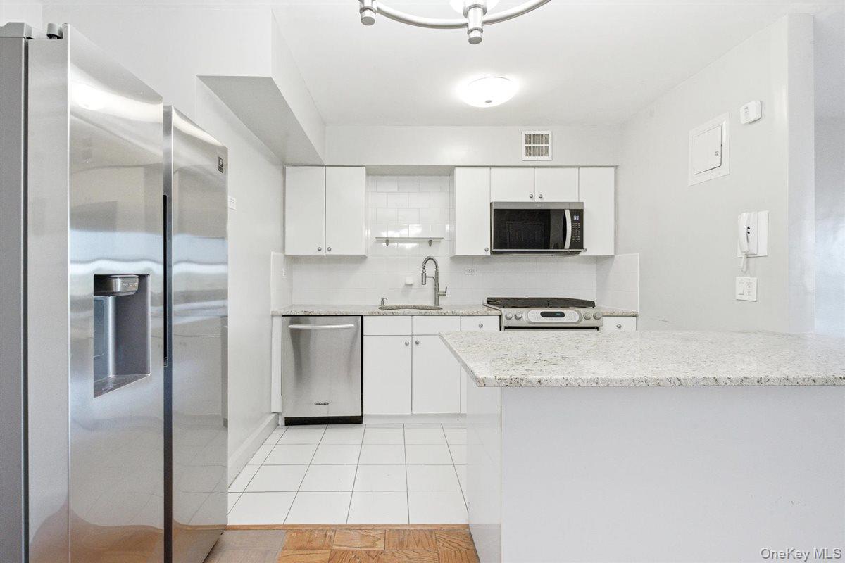 70-25 Yellowstone Boulevard Unit 15P, Forest Hills NY 11375