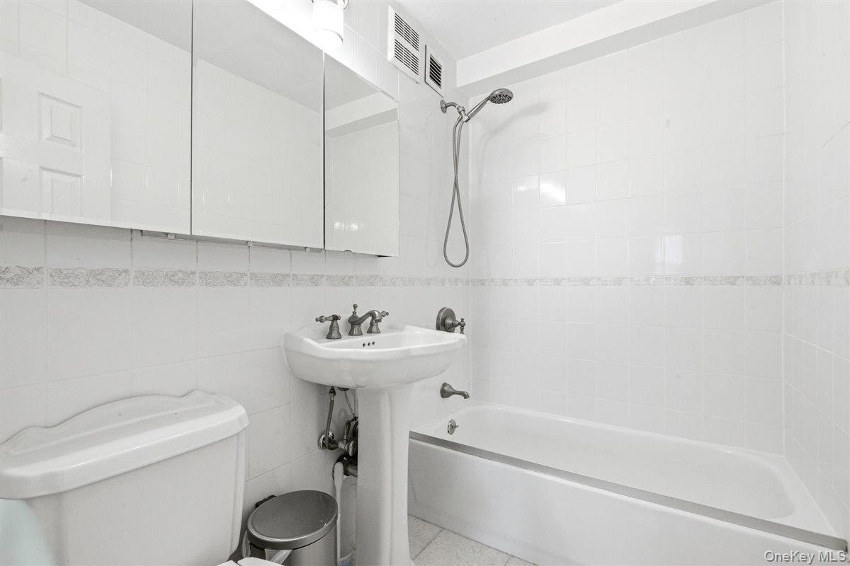 70-25 Yellowstone Boulevard Unit 15P, Forest Hills NY 11375