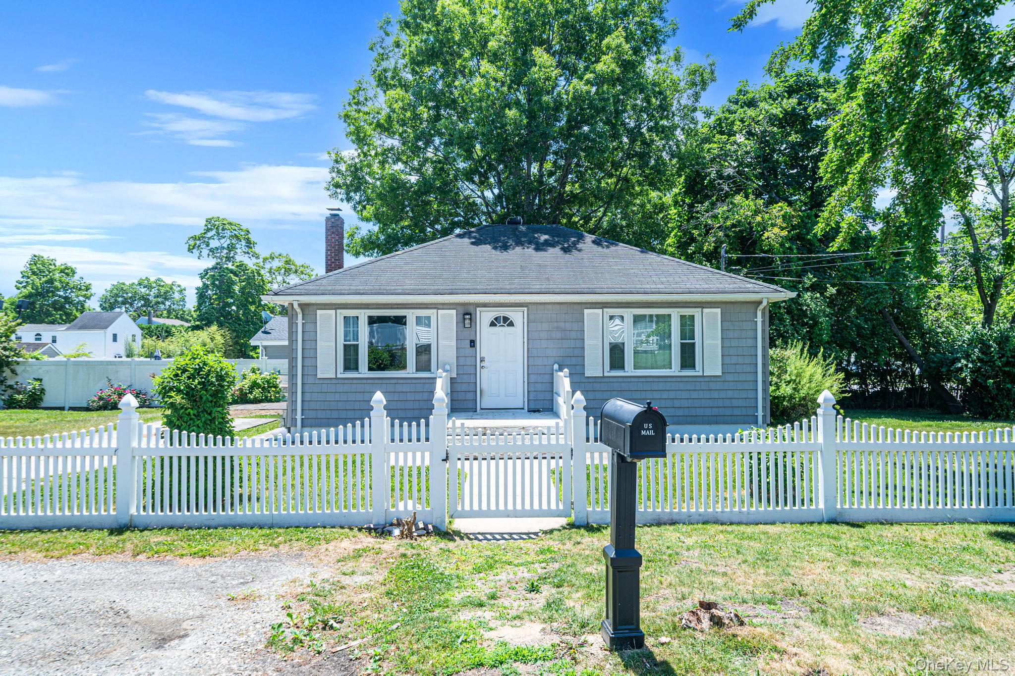14 Pinelawn Avenue, Farmingville NY 11738