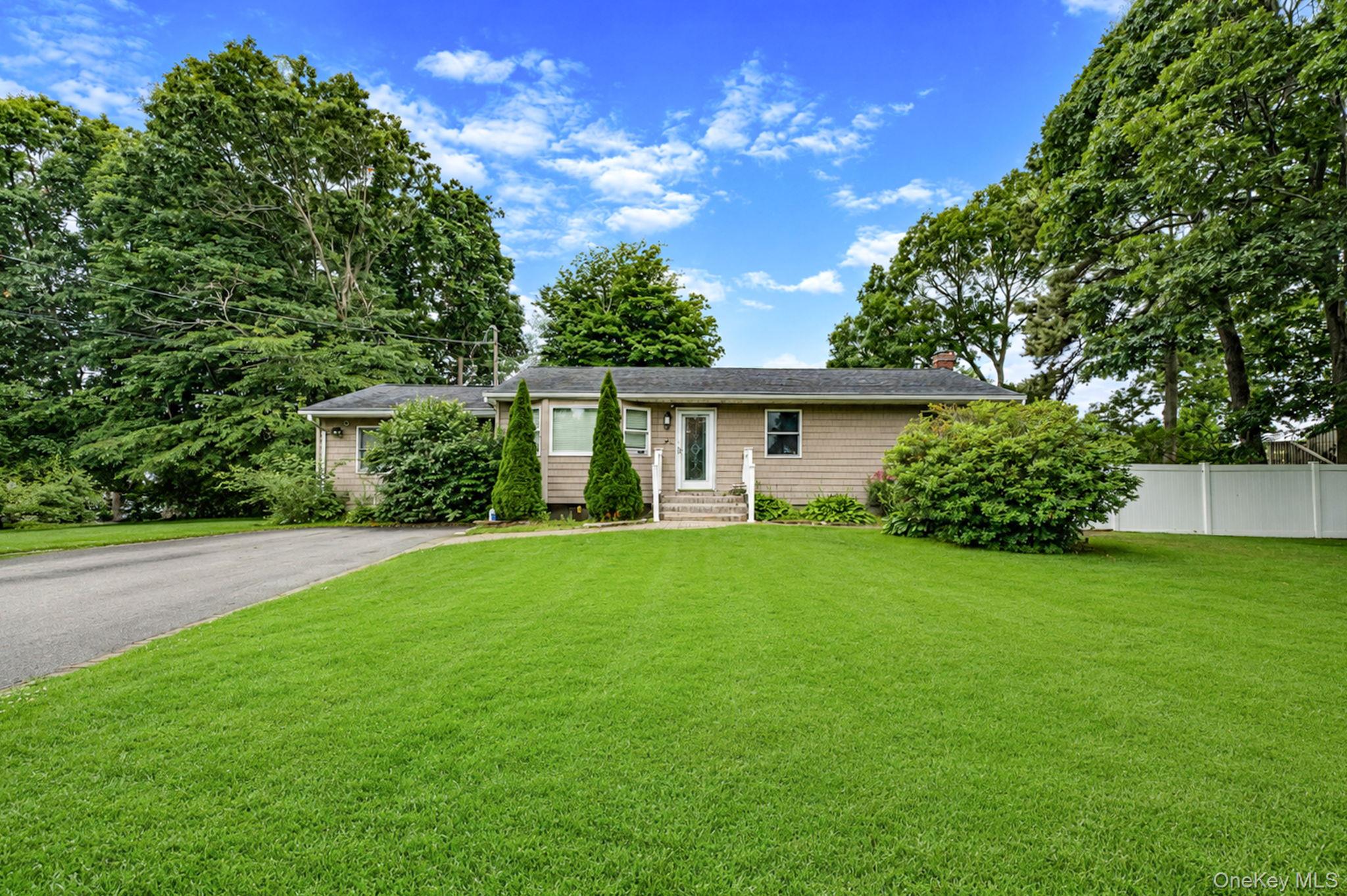 2 Amarr Drive, Shirley NY 11967