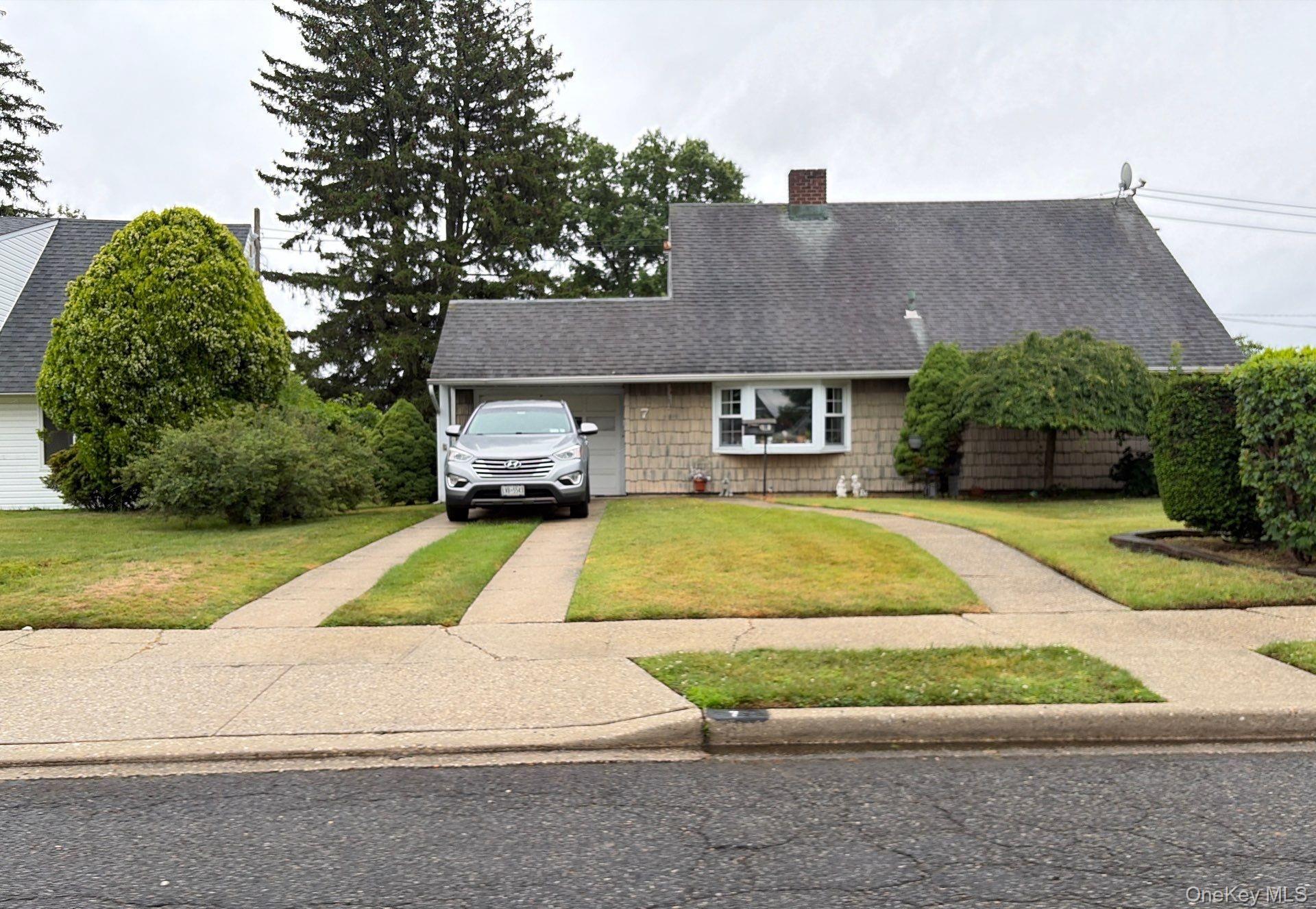 7 Mockingbird Lane, Levittown NY 11756