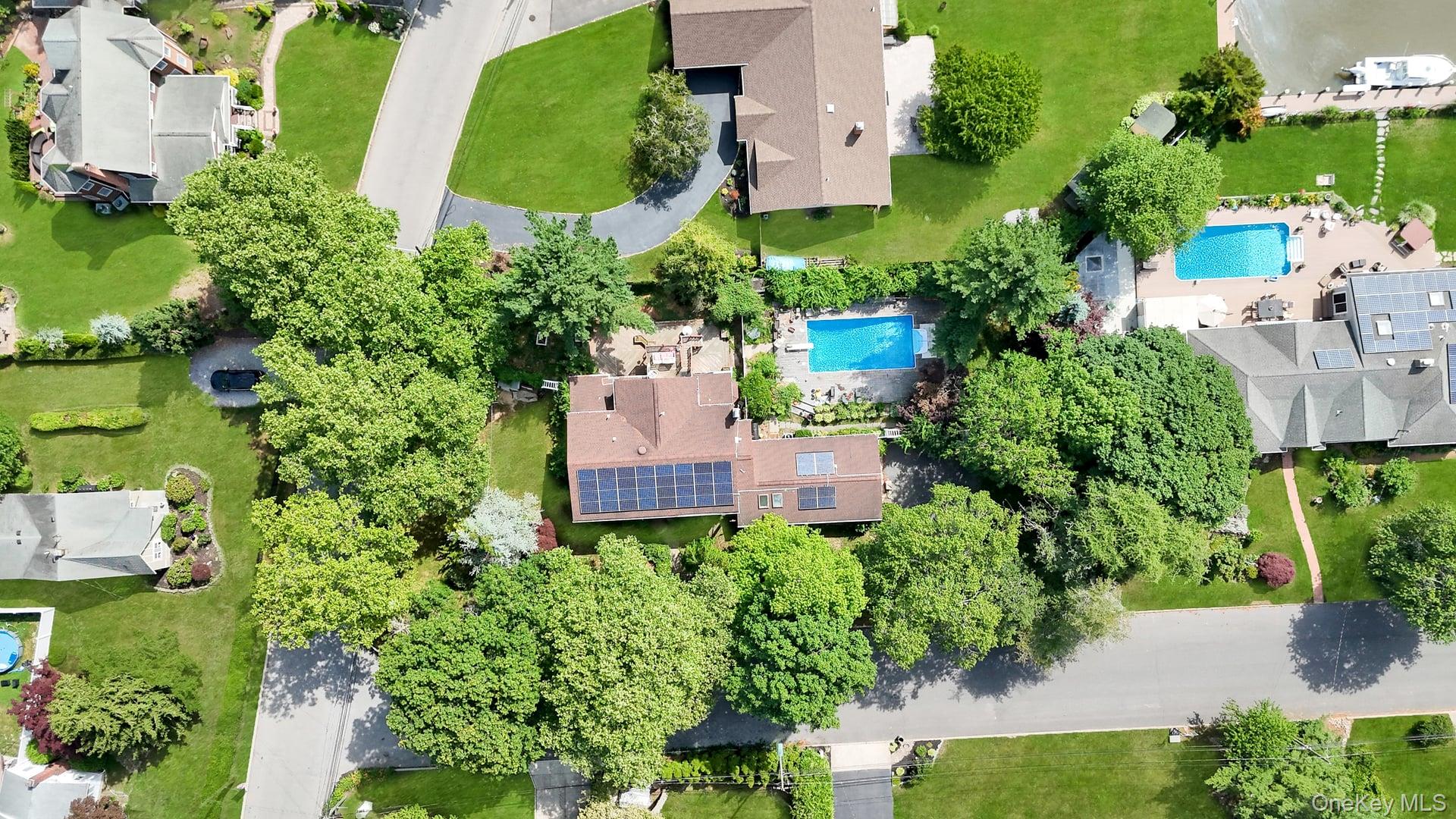 55 Riverview Court, Oakdale NY 11769