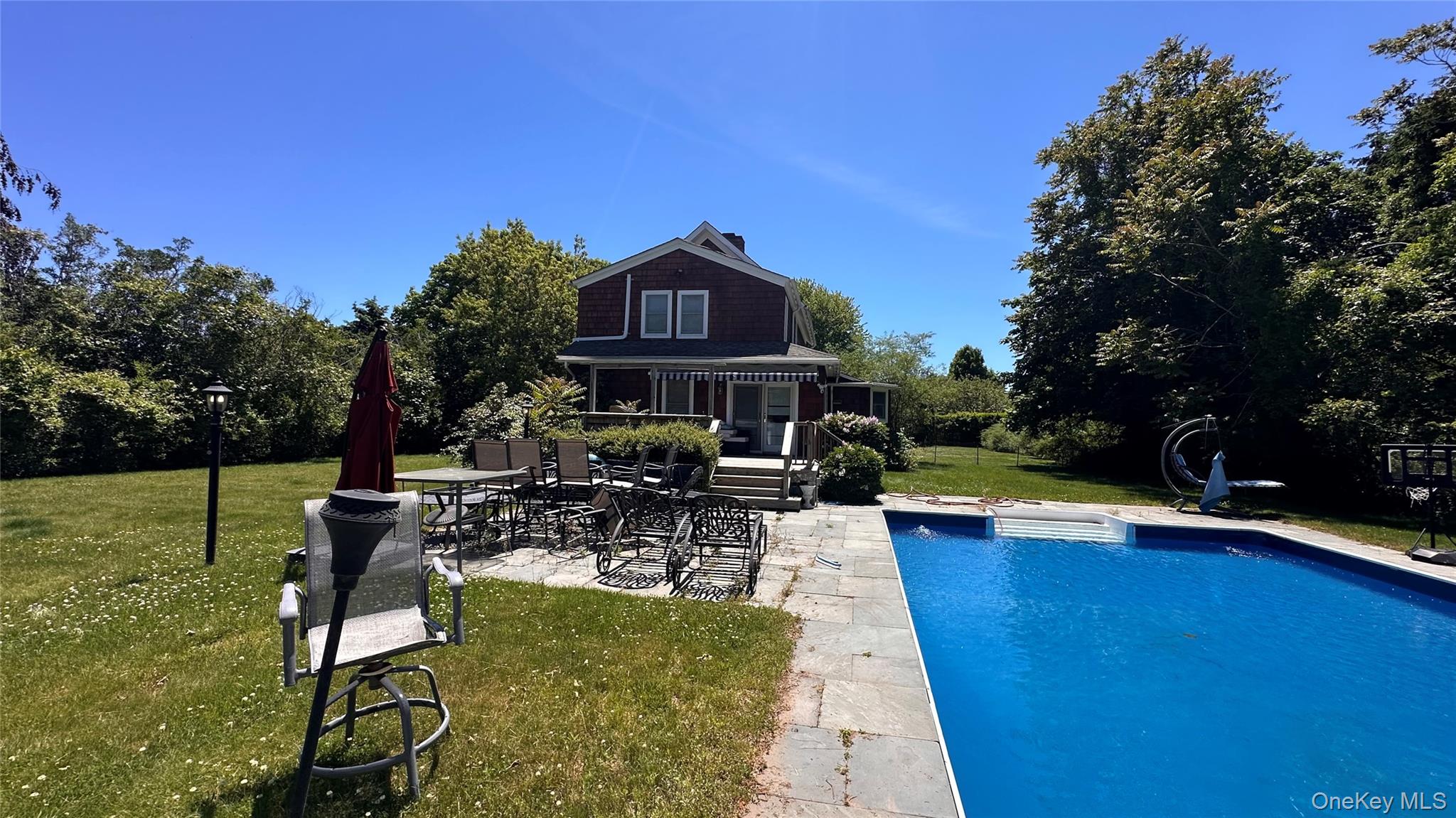 10 Kerrie Court, Southampton NY 11968