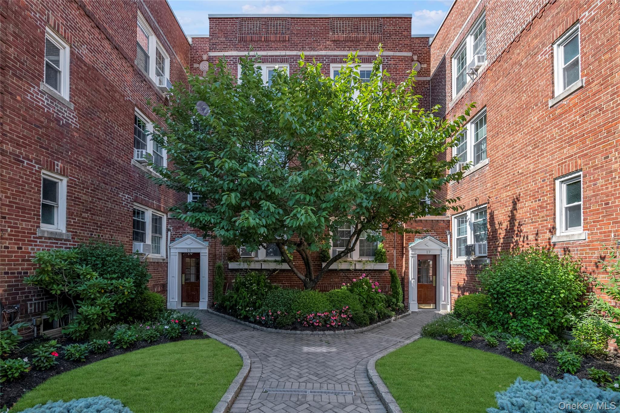 15 Gaynor Avenue Unit 3E, Manhasset NY 11030