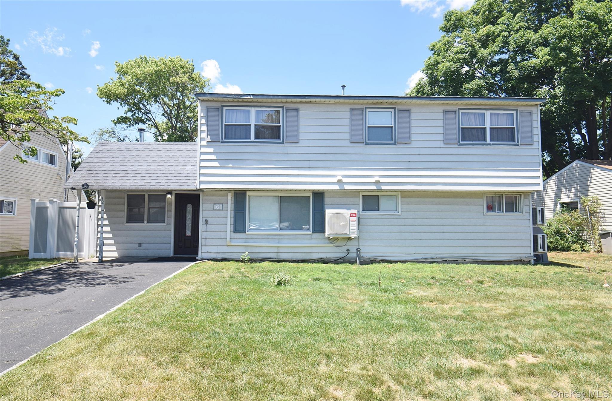 32 W Cabot Lane, Westbury NY 11590