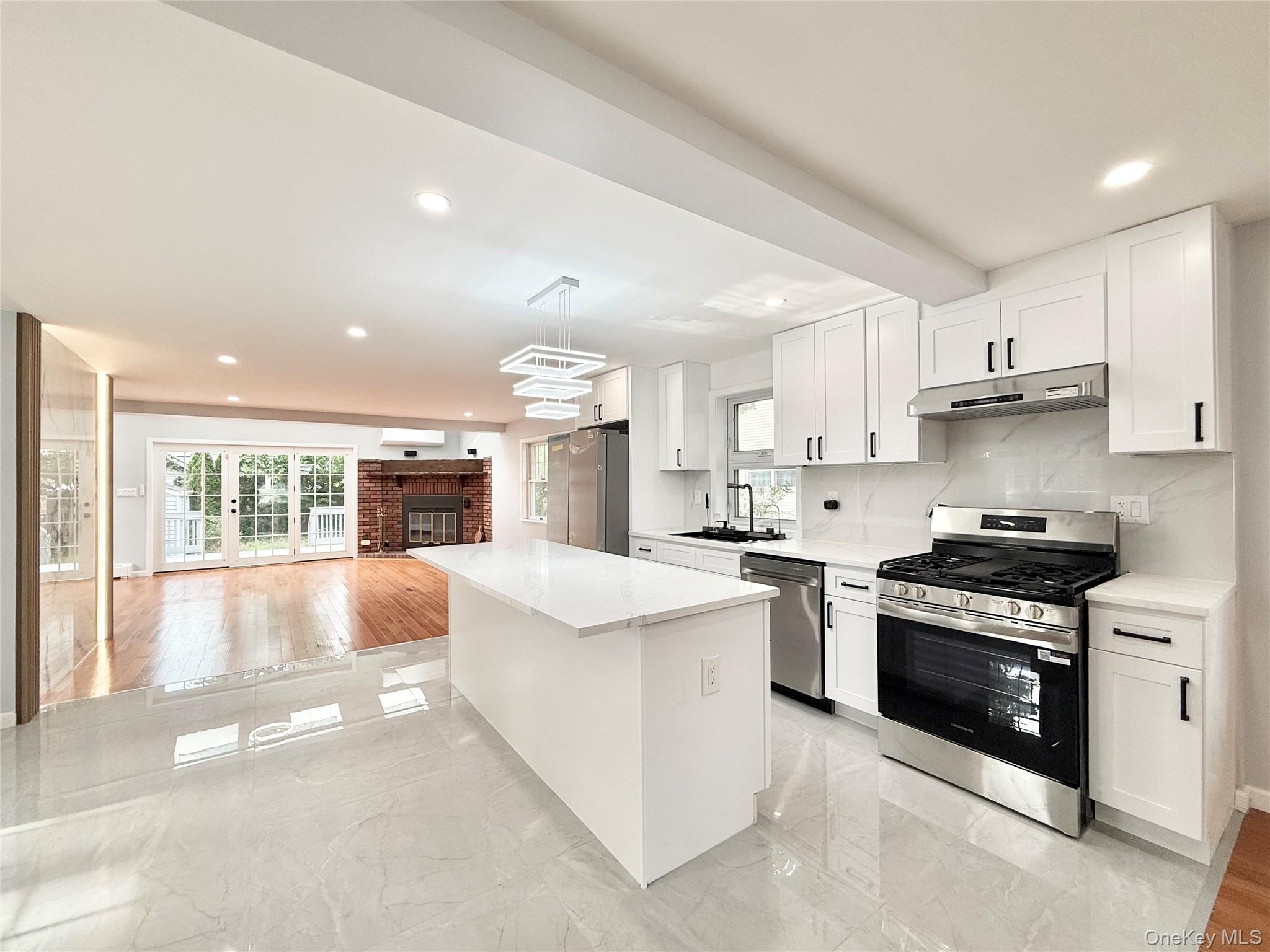 20 Baylis Place, Syosset NY 11791