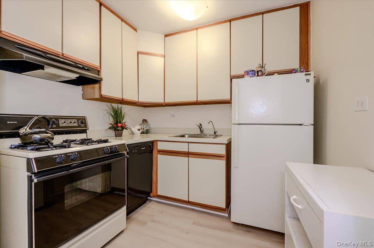 172-70 Highland Avenue Unit 9-L, Jamaica Estates NY 11432