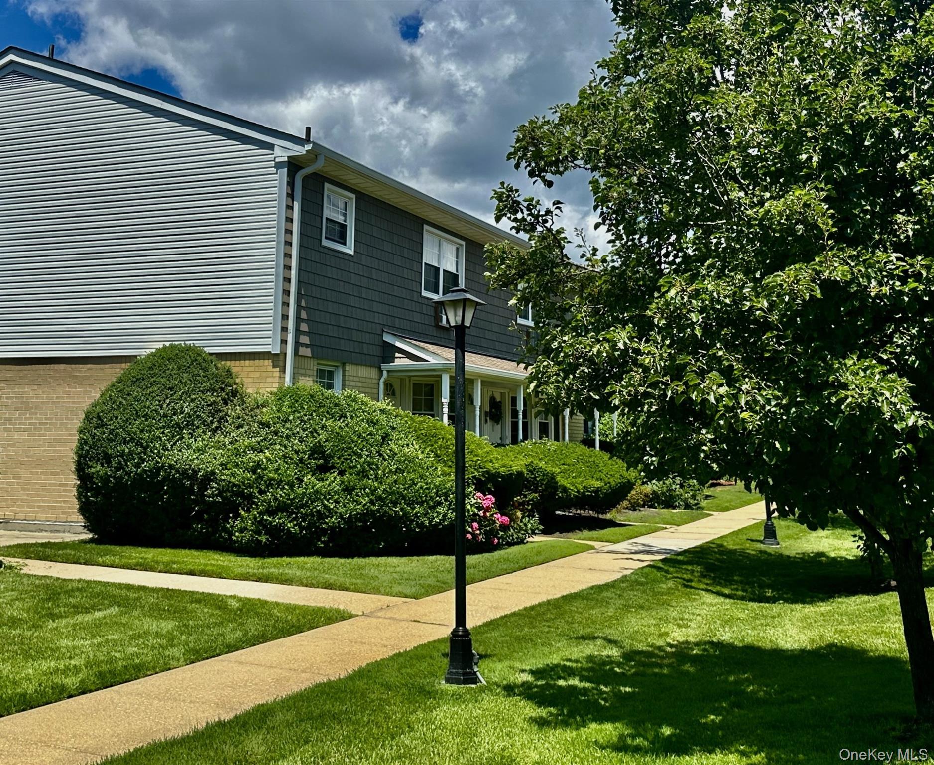 3922 Wilshire Lane Unit H, Oakdale NY 11796