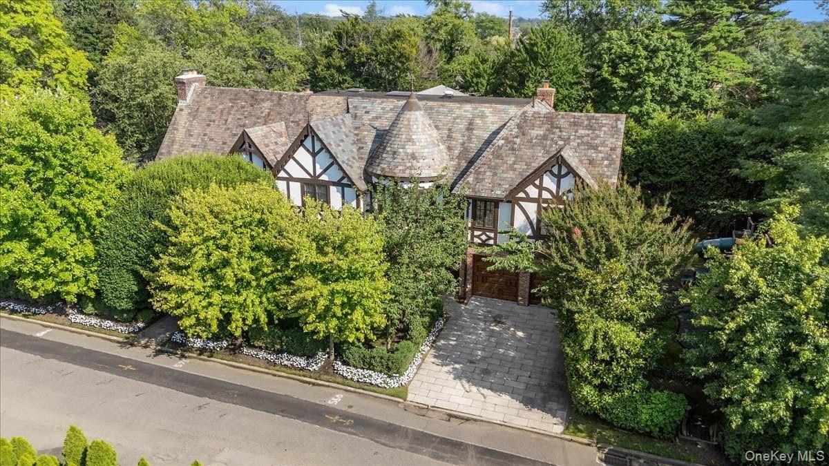 17 Sutton Place, Lawrence NY 11559
