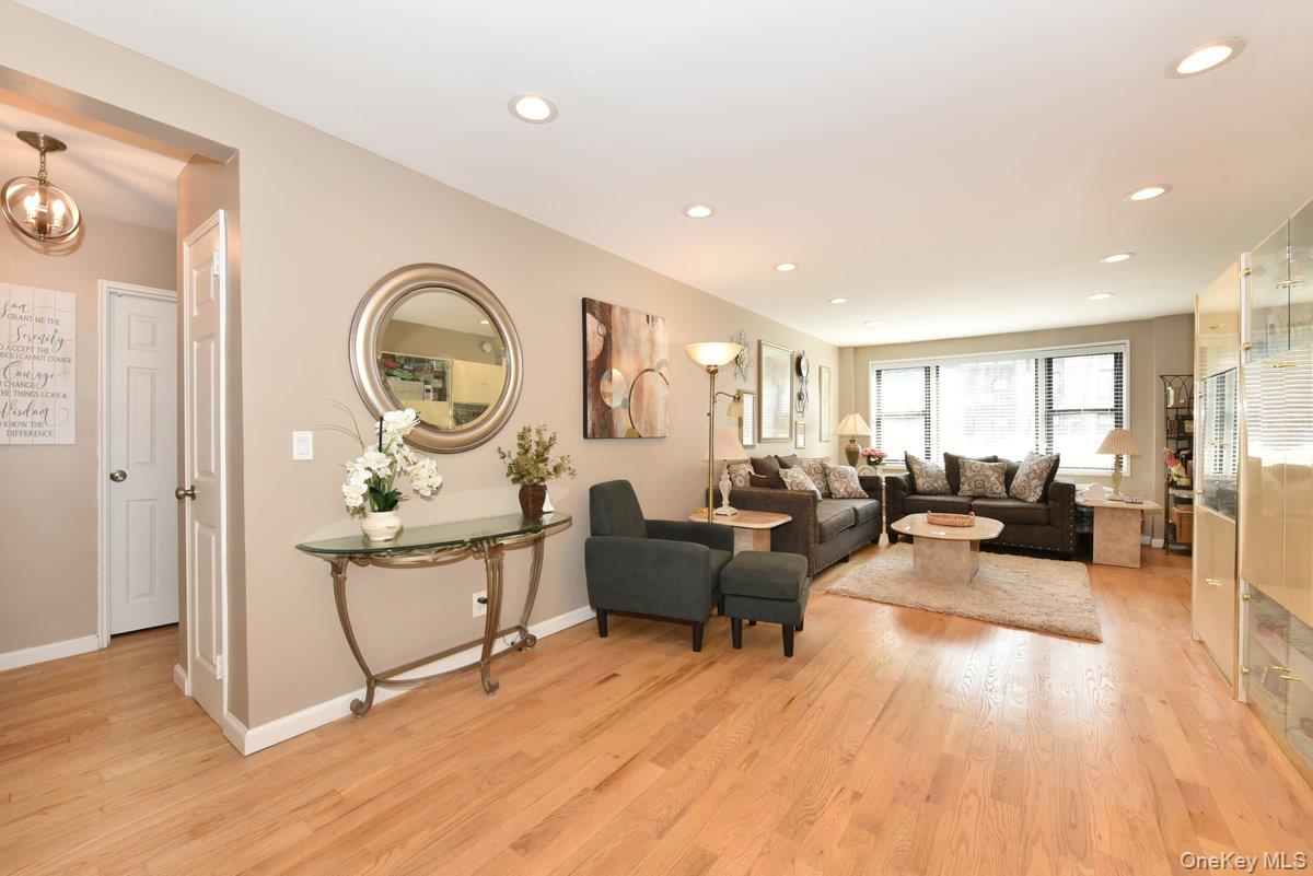 2 Birchwood Court Unit 1C, Mineola NY 11501