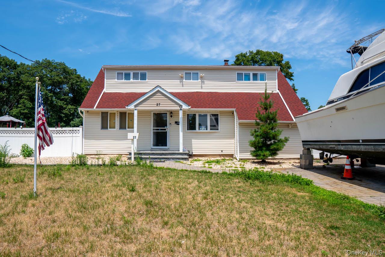 27 W Lakeland Street, Bay Shore NY 11706